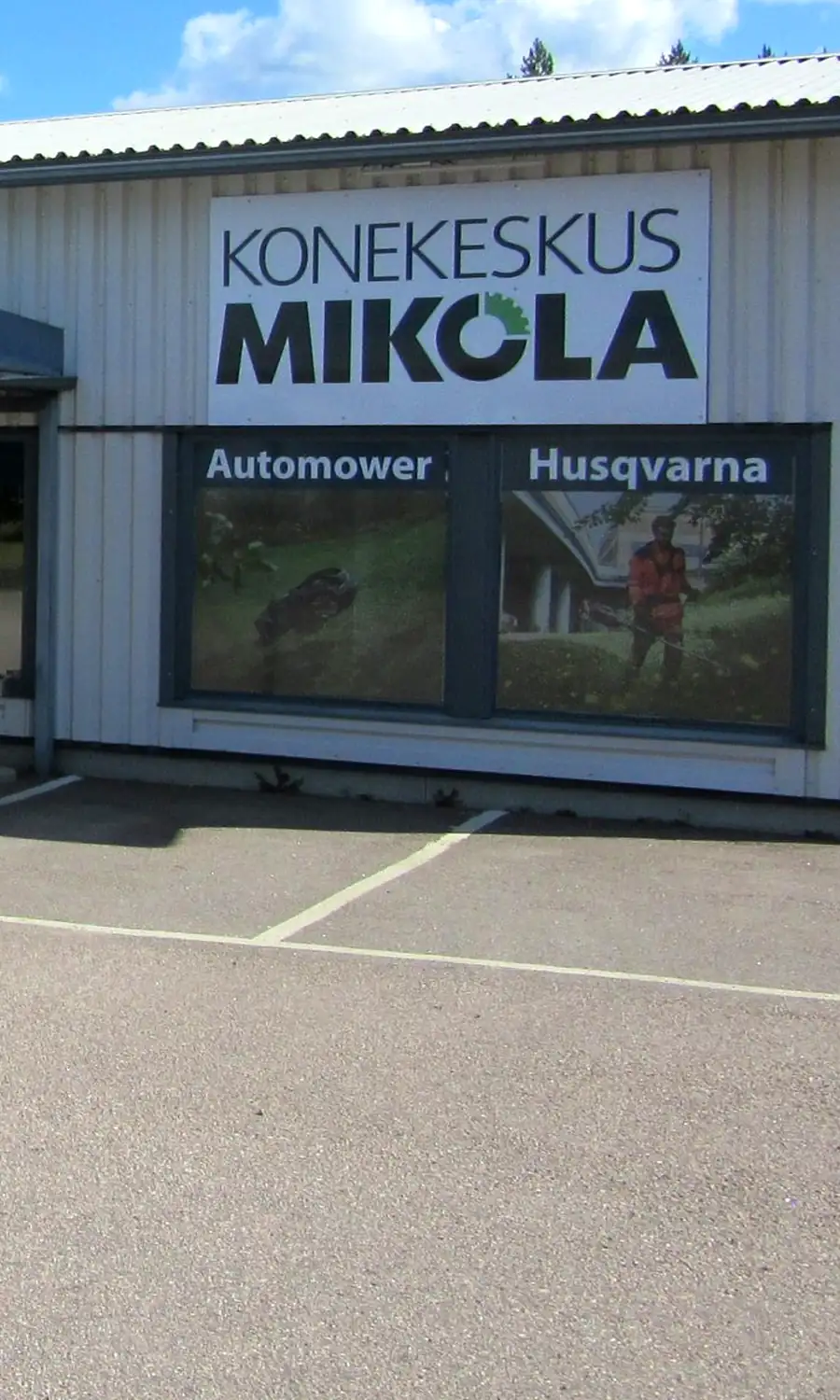 Konekeskus Mikolan liikerakennus ja kyltti Raumalla
